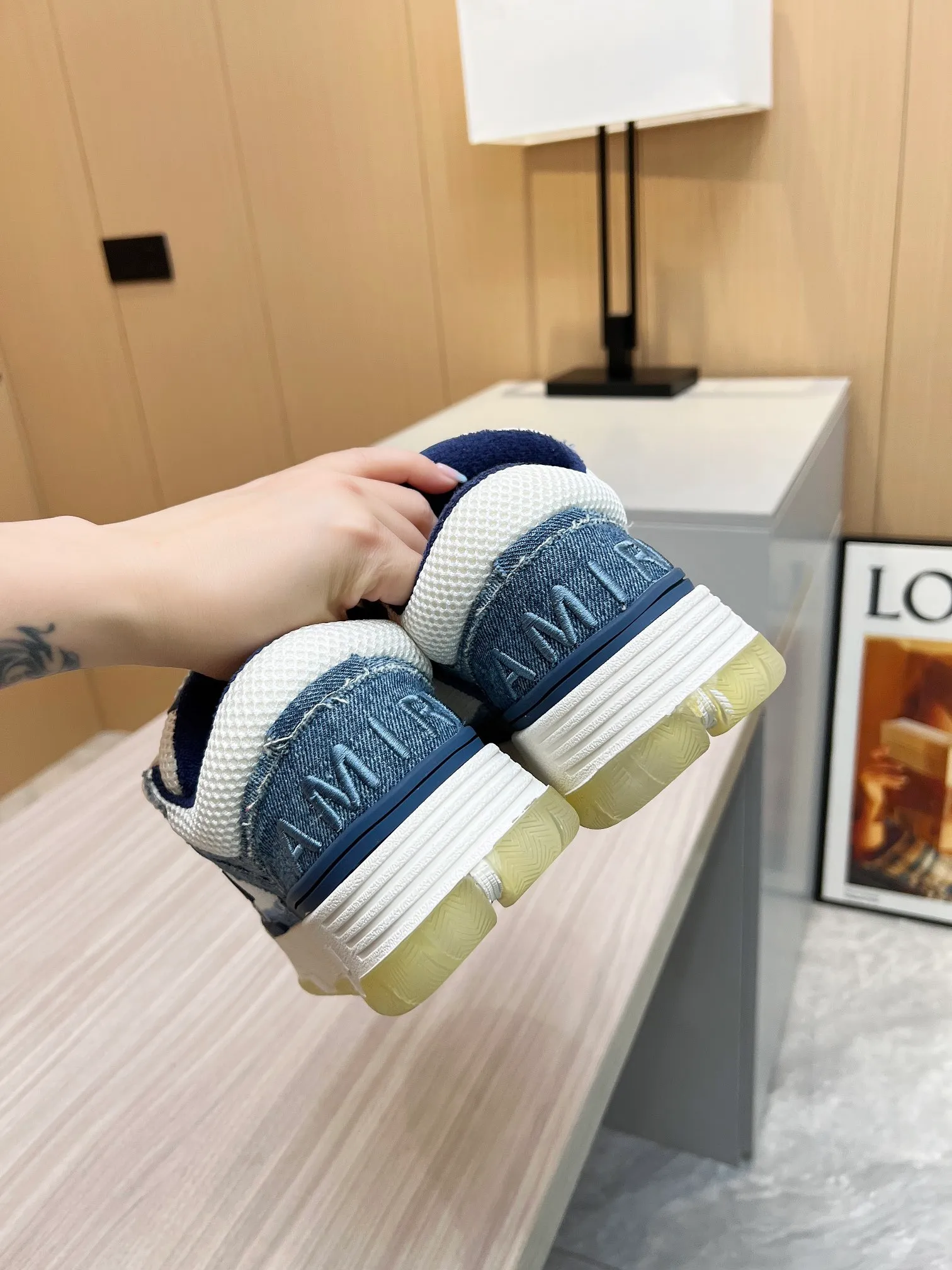 p620💰Men's shoes Amiri Emile's 2023 spring and summer new MA-1 bread shoes, couple models, casual sports shoes, sneakers Amiri gave up the rock punk style in the new season and used a large number of unsaturated colors, Morandi tones, whether you see or wear them, it will make people very happy. The large tongue of the bread shoes continues, shortens the length of the shoe body, thickens the midsole, and the toe part is more rounded. Amiri's brand letters and MA logo appear on the side of the shoe. Fabric: Original customized imported first-layer cowhide + mesh. Lining: Original customized breathable towel lining. Outsole. Foam combination material. Bottom thickness: 4CM. Size: Men's 39-45
